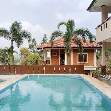 Villa Yustisia Curug 7 Cilember チサルア エクステリア 写真