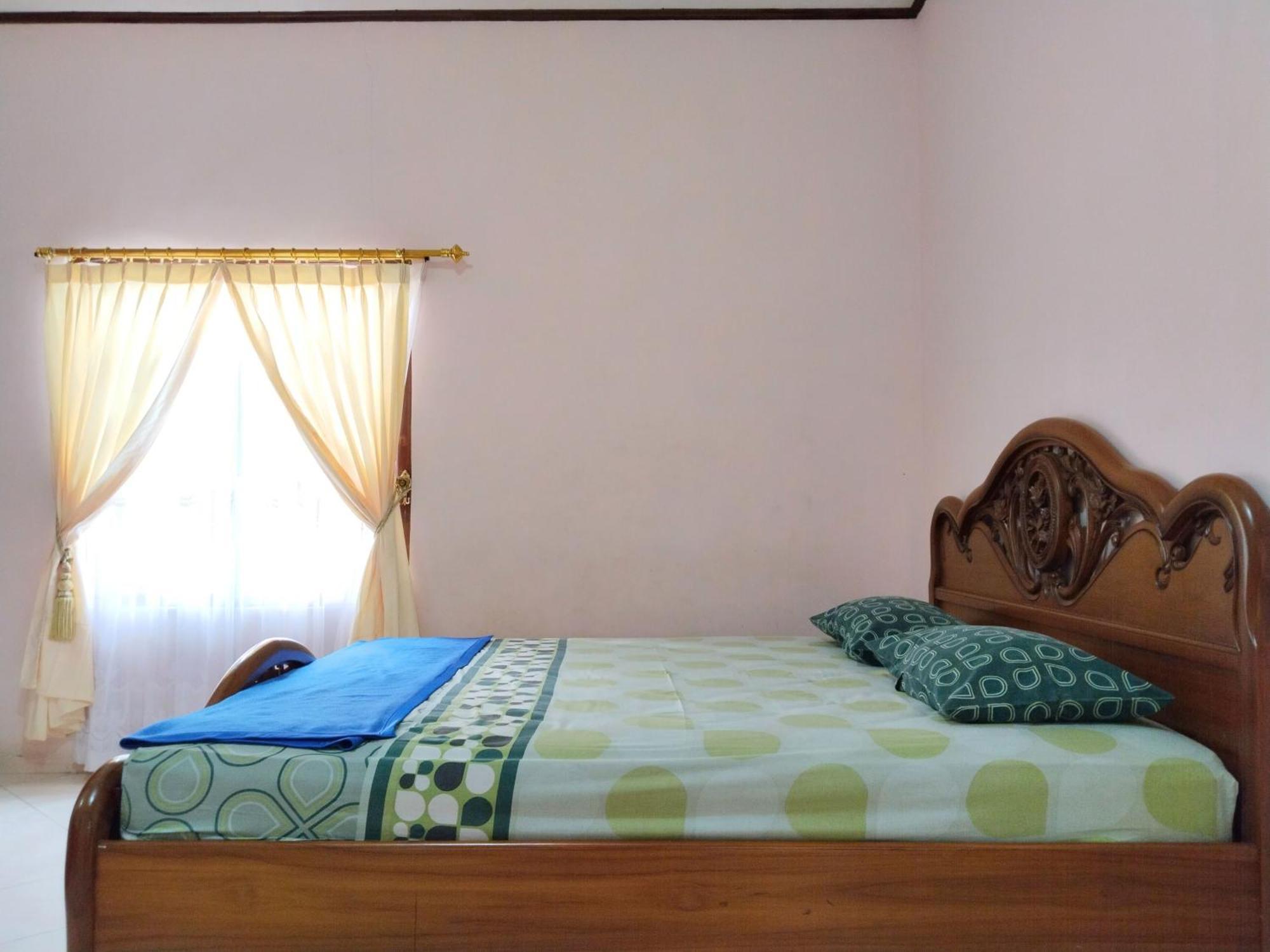 Villa Yustisia Curug 7 Cilember チサルア エクステリア 写真