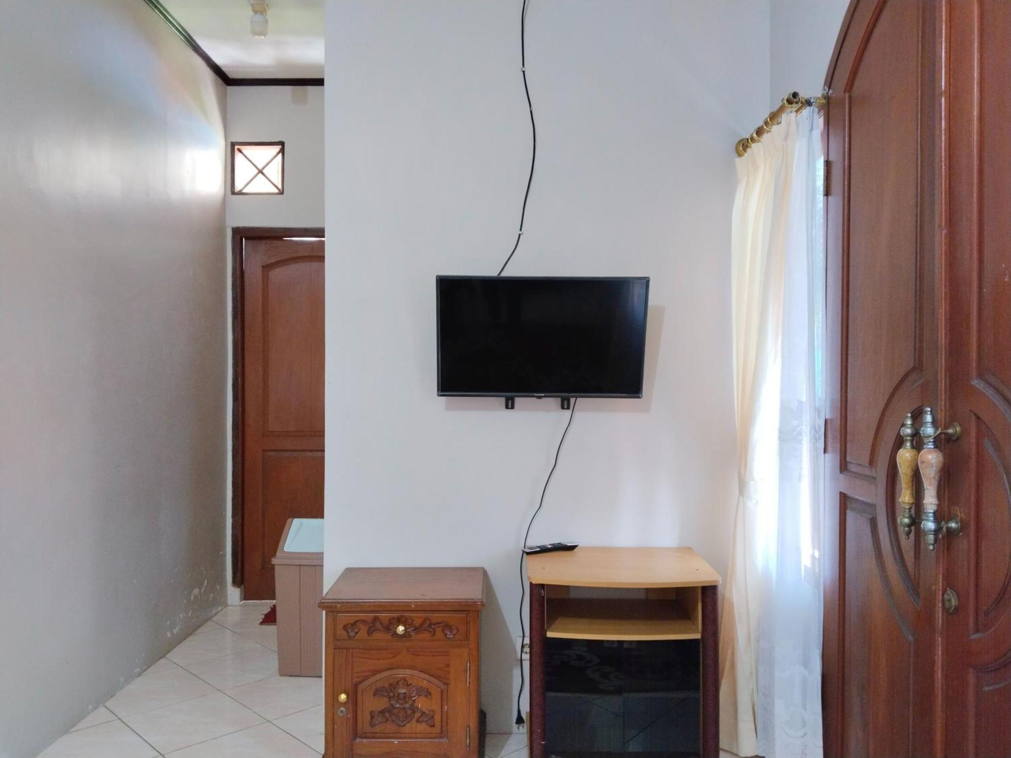 Villa Yustisia Curug 7 Cilember チサルア エクステリア 写真