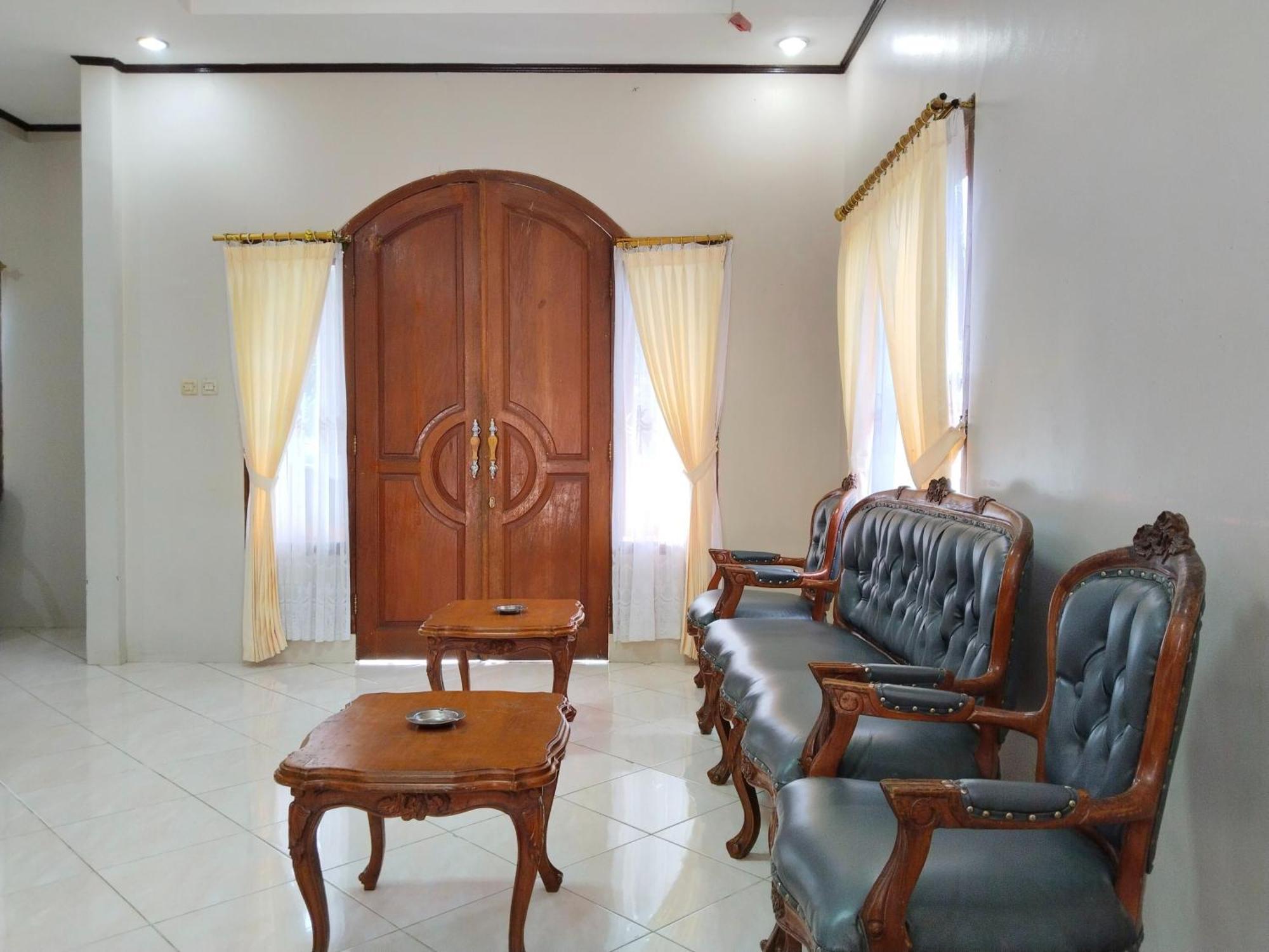 Villa Yustisia Curug 7 Cilember チサルア エクステリア 写真