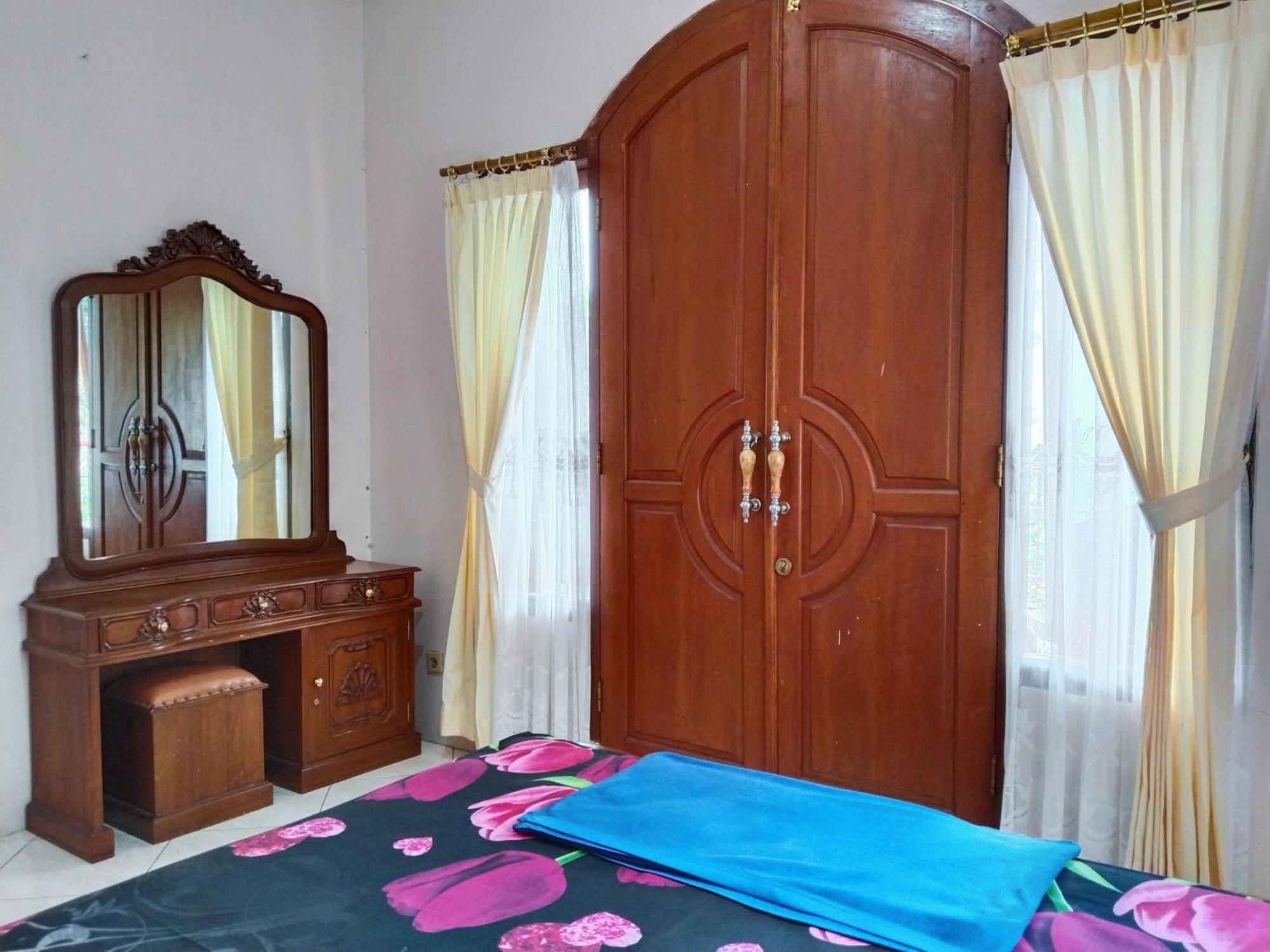 Villa Yustisia Curug 7 Cilember チサルア エクステリア 写真