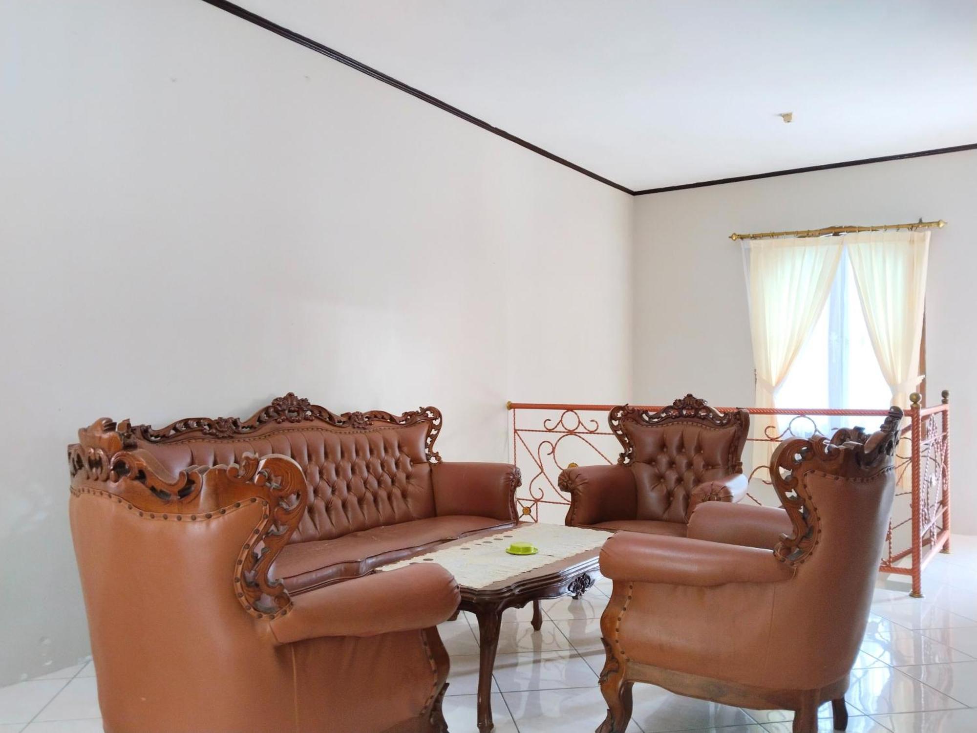 Villa Yustisia Curug 7 Cilember チサルア エクステリア 写真