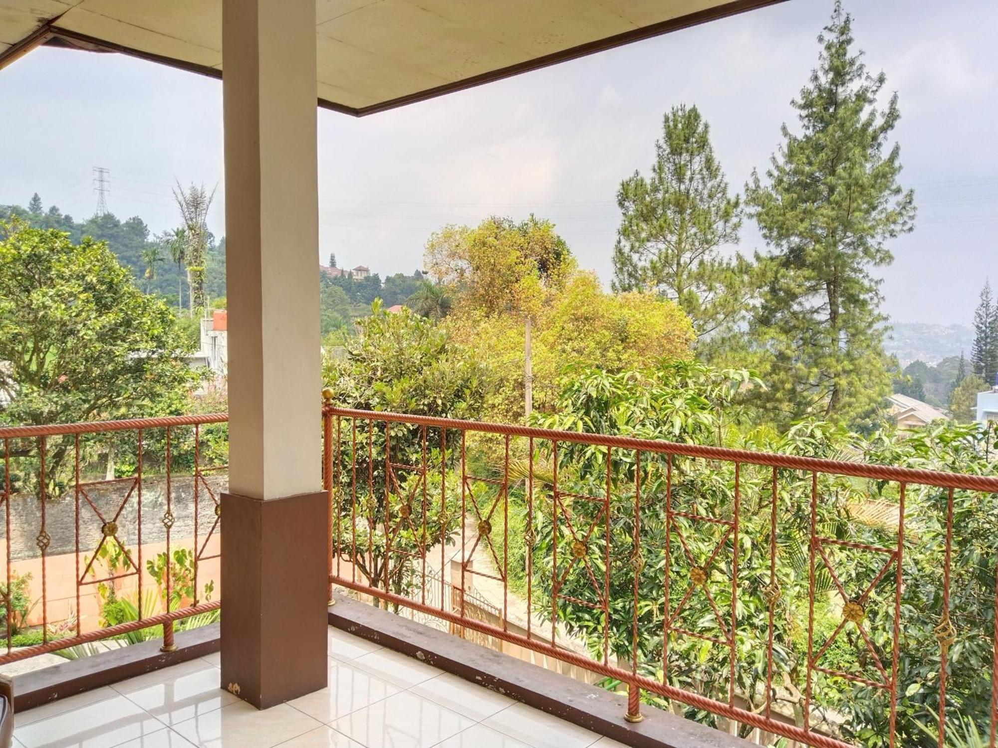 Villa Yustisia Curug 7 Cilember チサルア エクステリア 写真