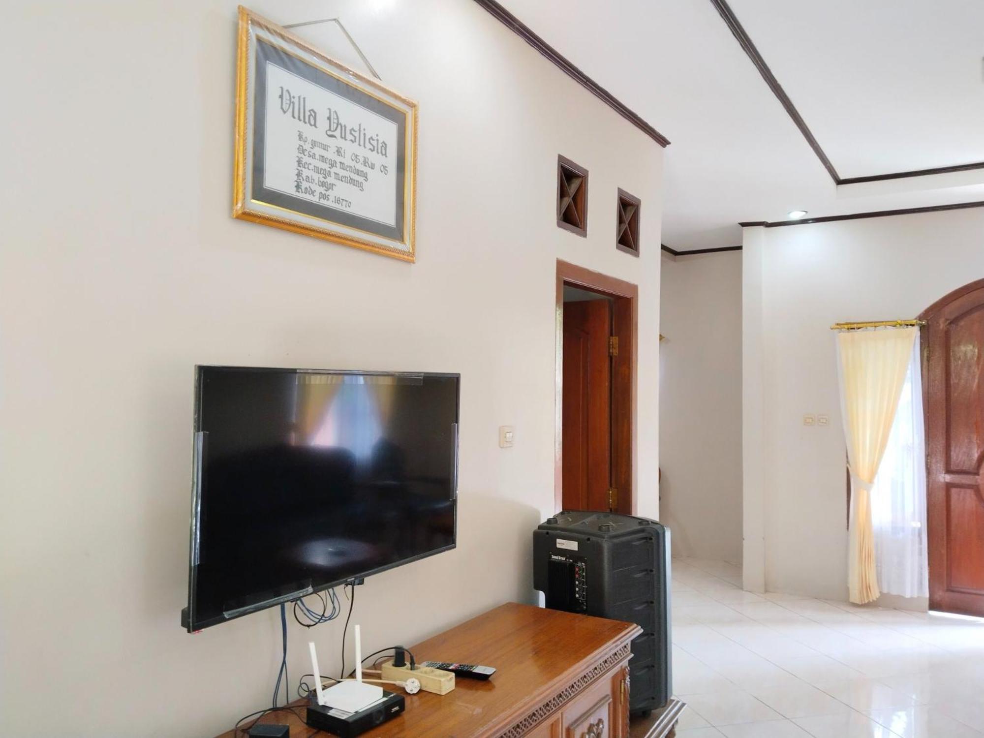 Villa Yustisia Curug 7 Cilember チサルア エクステリア 写真