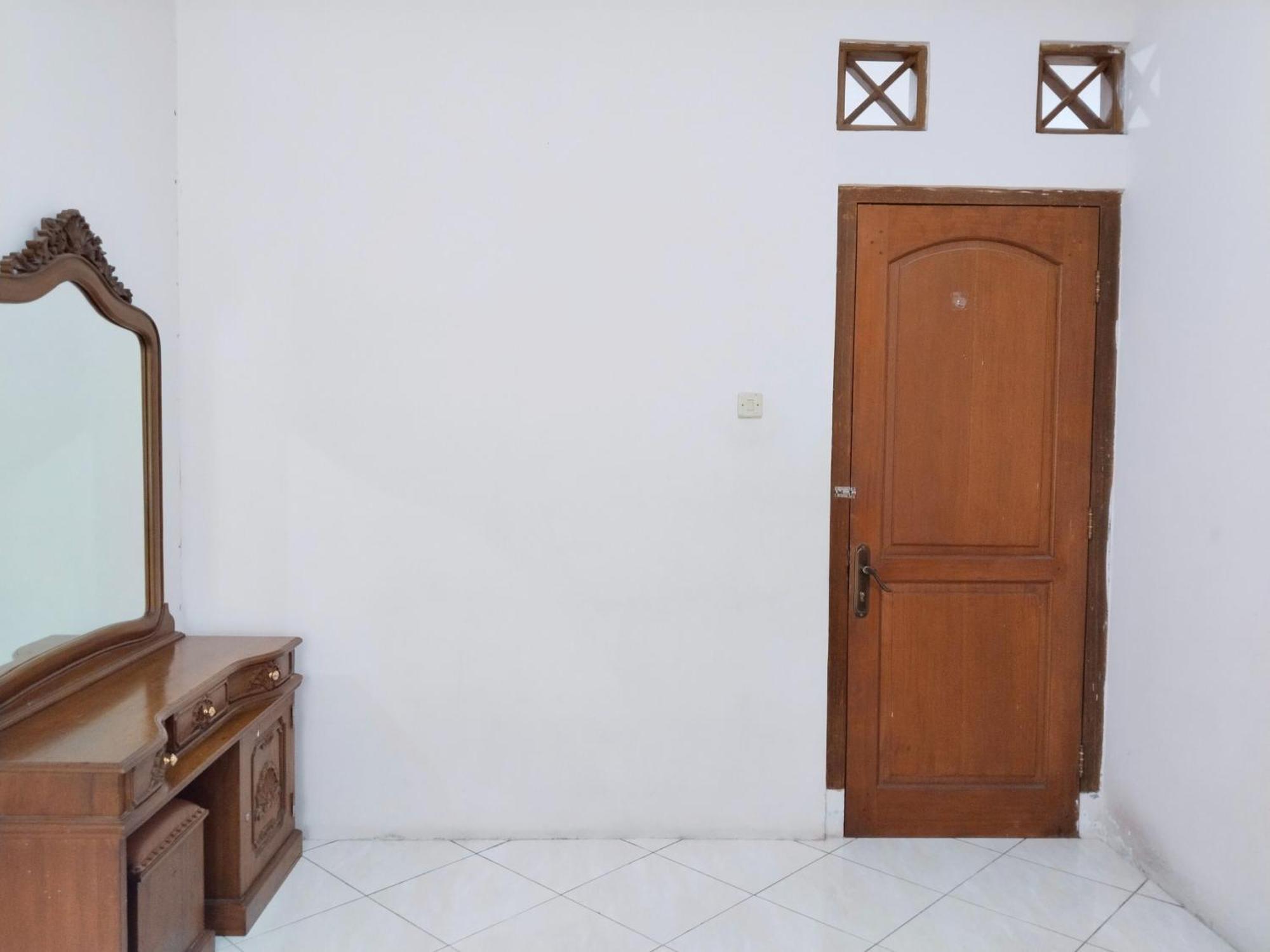 Villa Yustisia Curug 7 Cilember チサルア エクステリア 写真