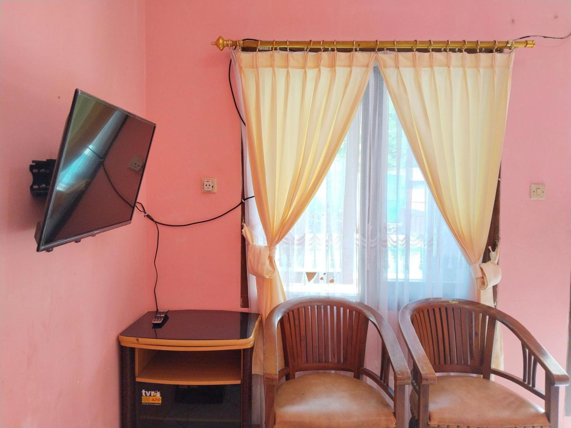 Villa Yustisia Curug 7 Cilember チサルア エクステリア 写真