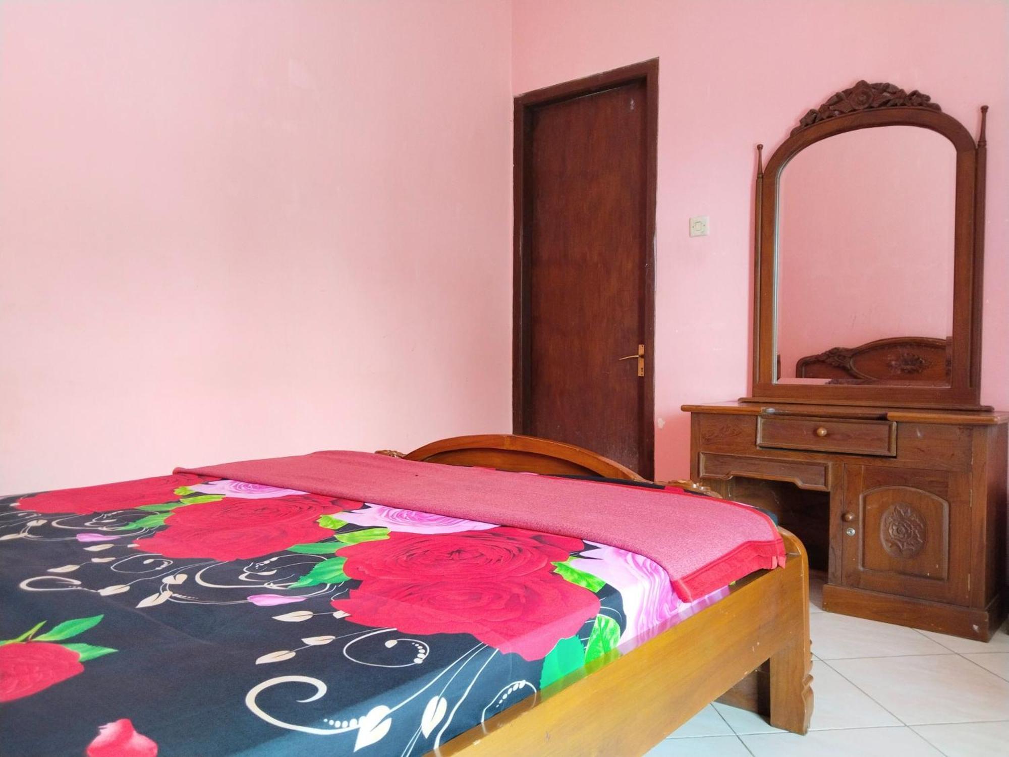 Villa Yustisia Curug 7 Cilember チサルア エクステリア 写真