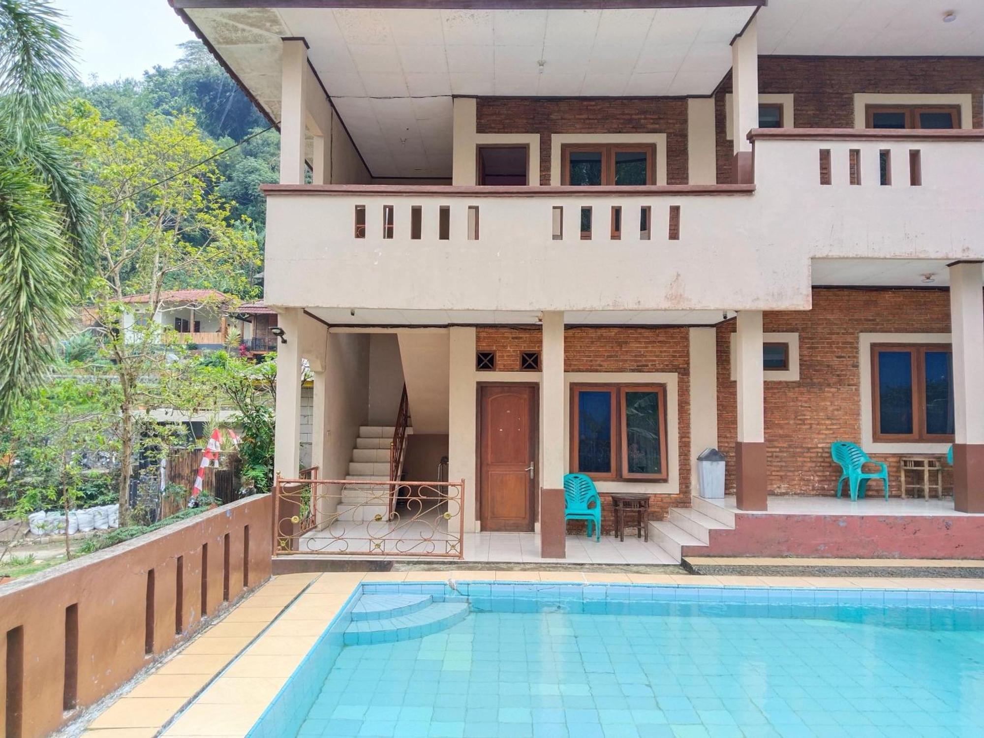 Villa Yustisia Curug 7 Cilember チサルア エクステリア 写真