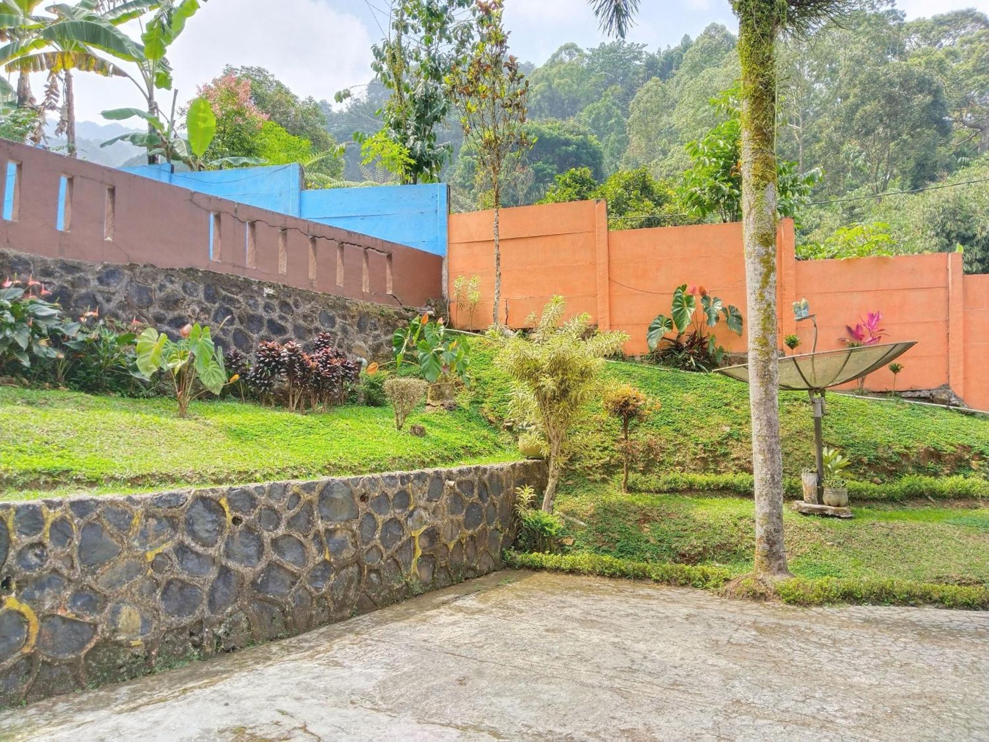 Villa Yustisia Curug 7 Cilember チサルア エクステリア 写真