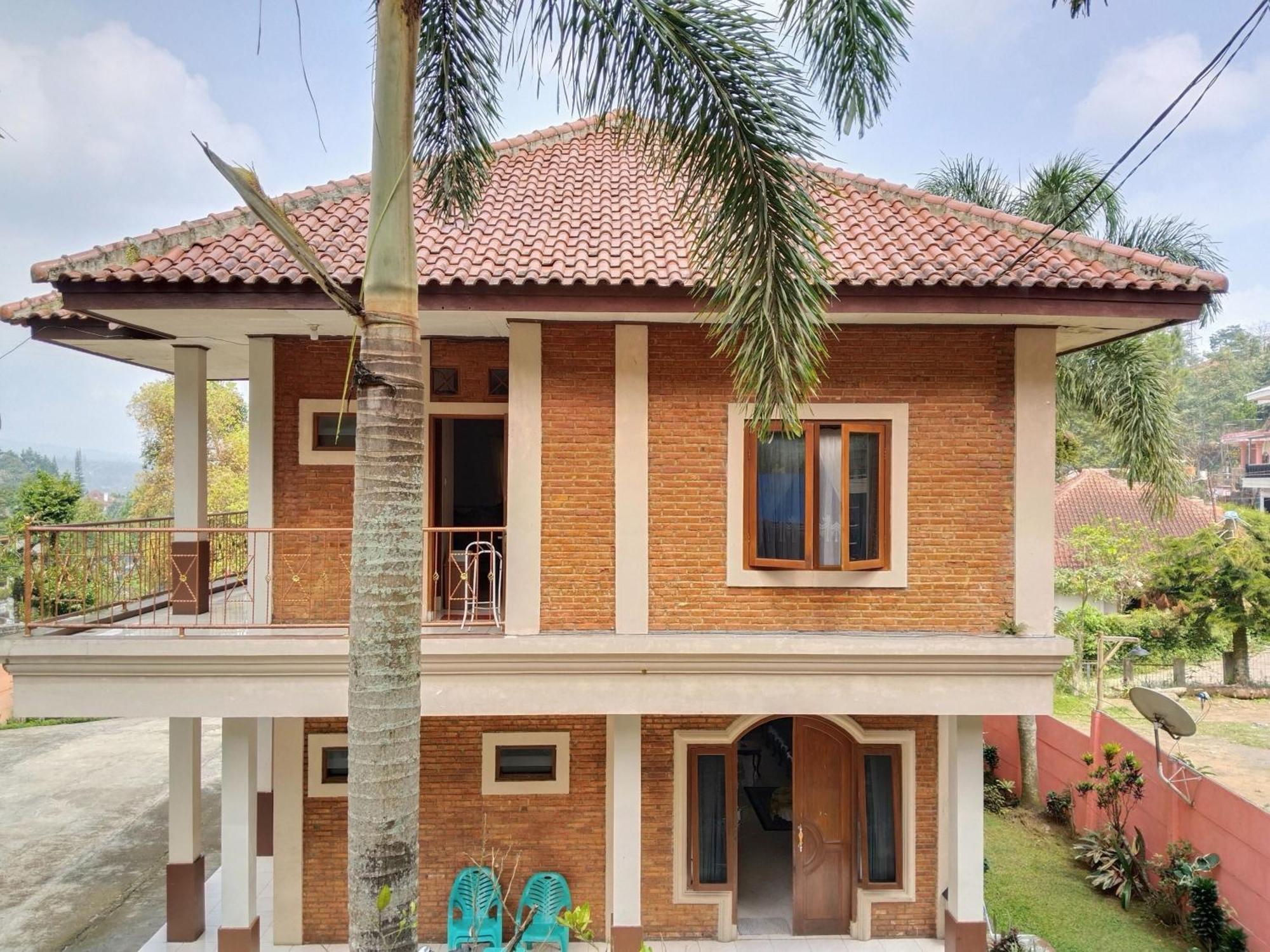 Villa Yustisia Curug 7 Cilember チサルア エクステリア 写真