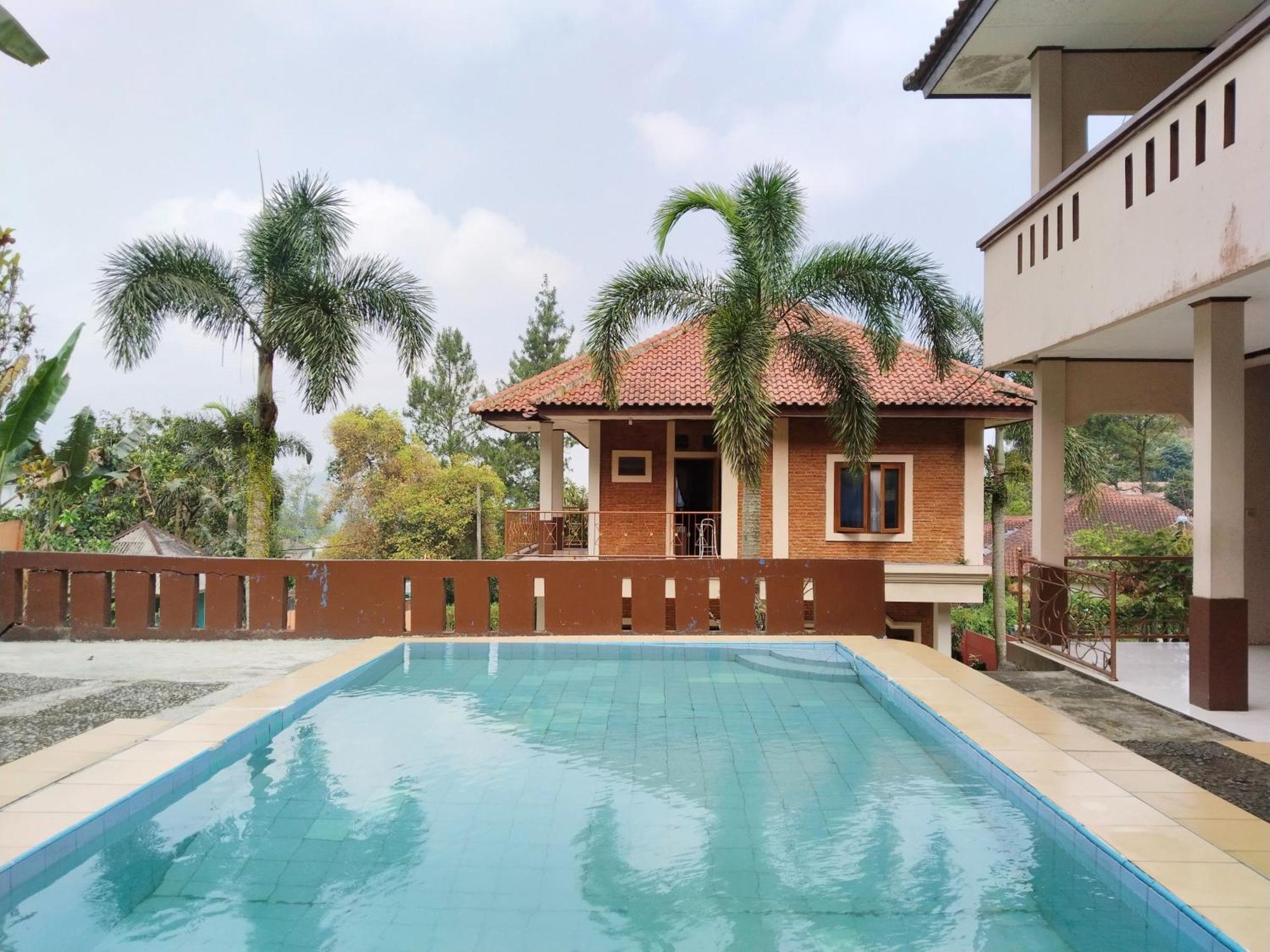 Villa Yustisia Curug 7 Cilember チサルア エクステリア 写真
