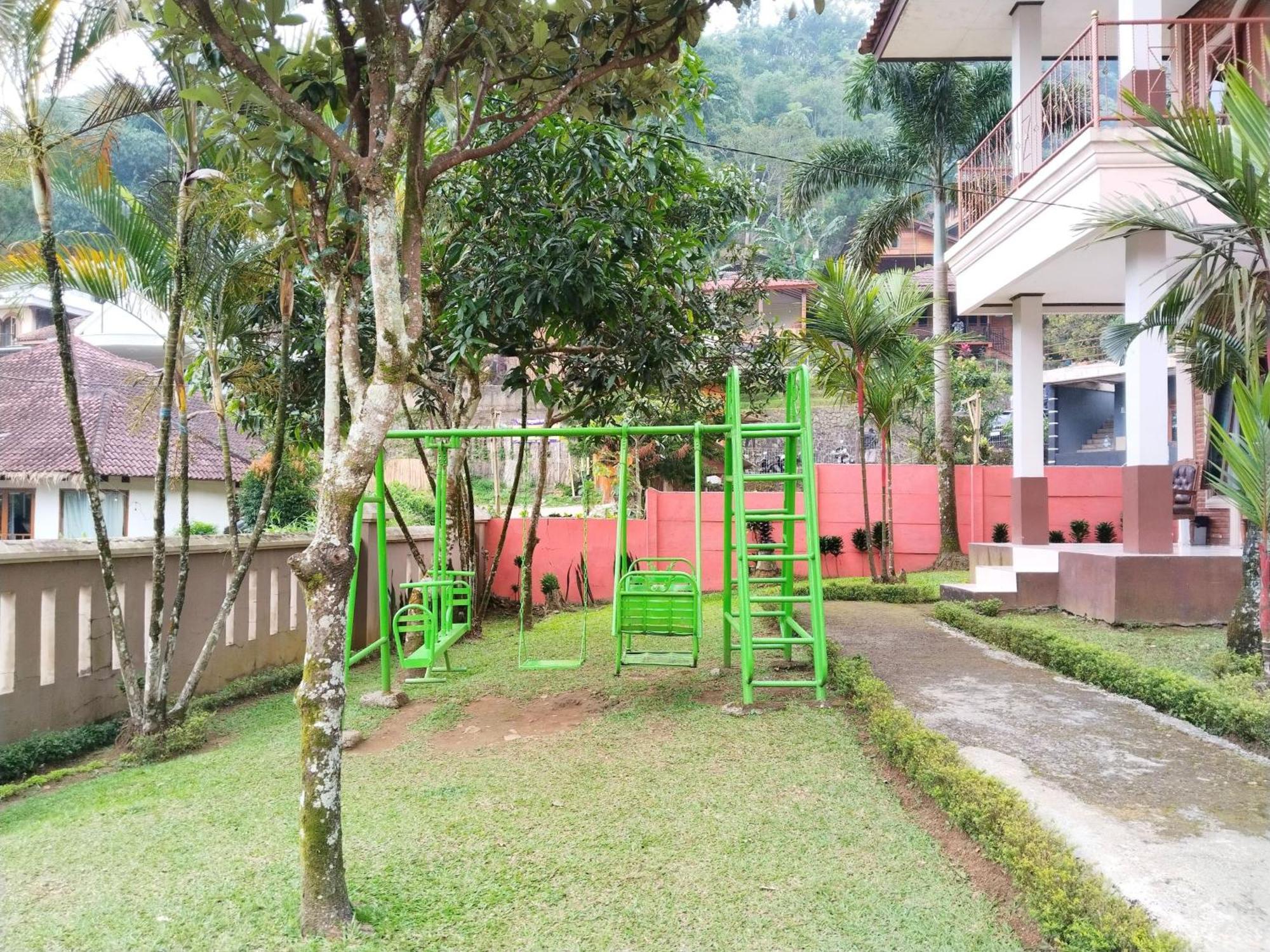 Villa Yustisia Curug 7 Cilember チサルア エクステリア 写真