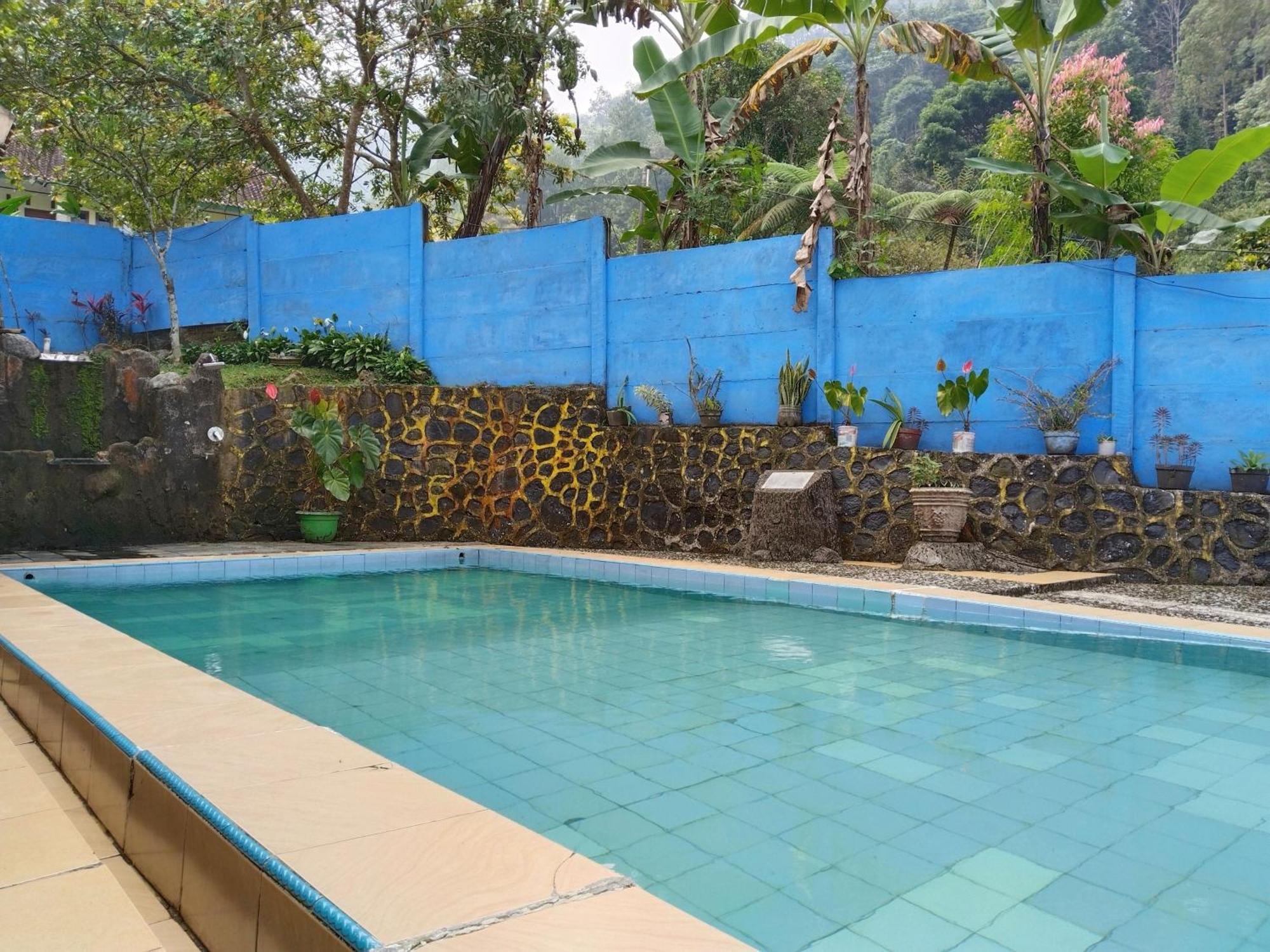 Villa Yustisia Curug 7 Cilember チサルア エクステリア 写真